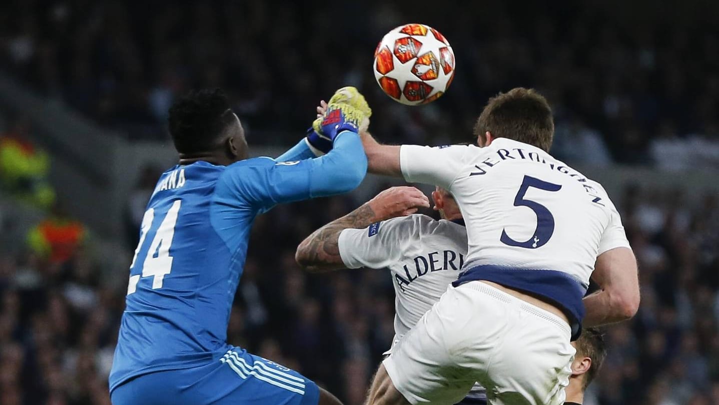 Jan Vertonghen (Vordergrund), Toby Alderweireld und Torhüter Andre Onana gehen zum Ball. Mit schweren Folgen für Vertonghen.