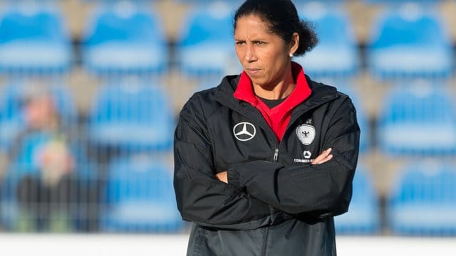 Steffi Jones hilft im Trainerstab des Frauen-Landesligisten SSV Buer 07/28 aus.