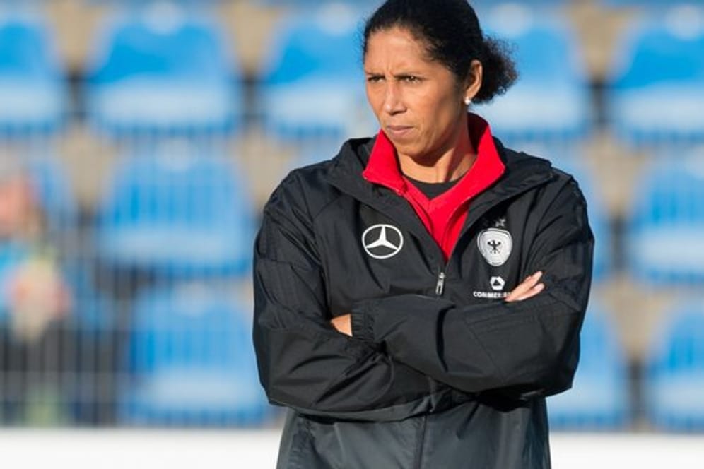 Steffi Jones hilft im Trainerstab des Frauen-Landesligisten SSV Buer 07/28 aus.