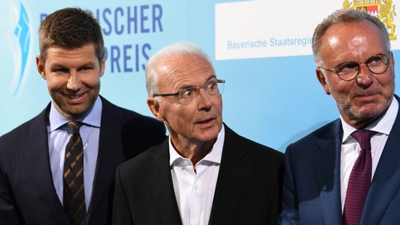 Franz Beckenbauer (l) und Karl-Heinz Rummenigge würdigten Uli Hoeneß zu dessen Amtsjubiläum beim FC Bayern München.