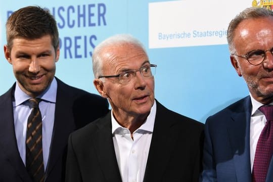 Franz Beckenbauer (l) und Karl-Heinz Rummenigge würdigten Uli Hoeneß zu dessen Amtsjubiläum beim FC Bayern München.