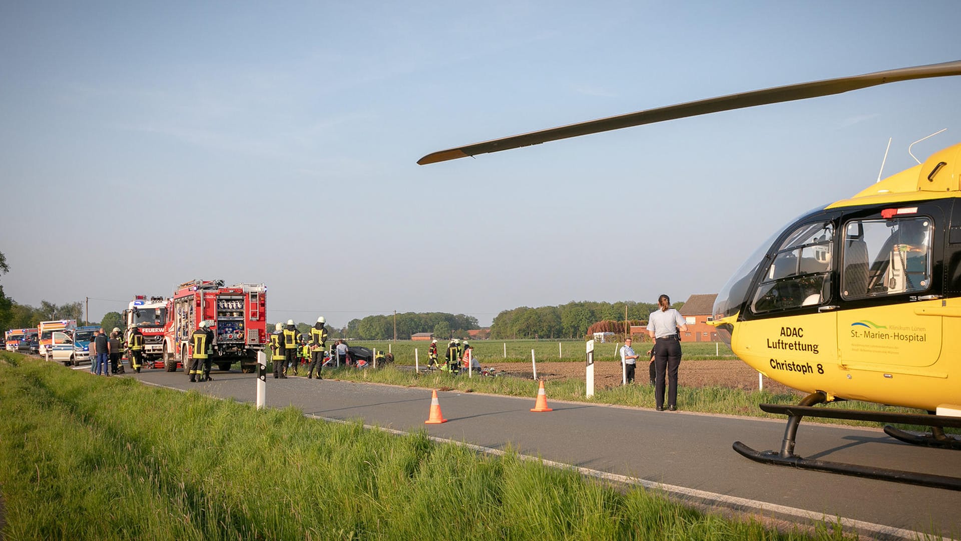 Rettungshubschrauber nach einem Unfall im Einsatz