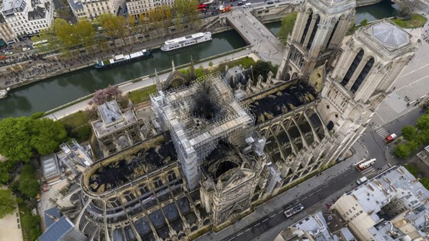 Luftaufnahme der Pariser Kathedrale Notre-Dame mit den entstandenen Brandschäden.
