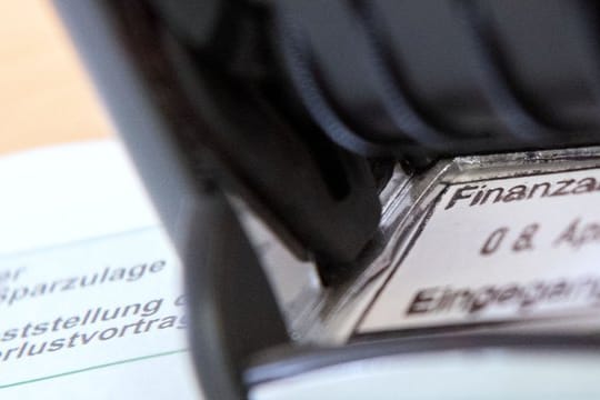 Finanzamt-Stempel auf einem Formular einer Steuererklärung.