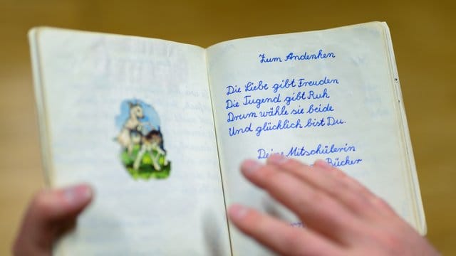 Blick ins Poesiealbum: Heutzutage sind sie nahezu ausgestorben.