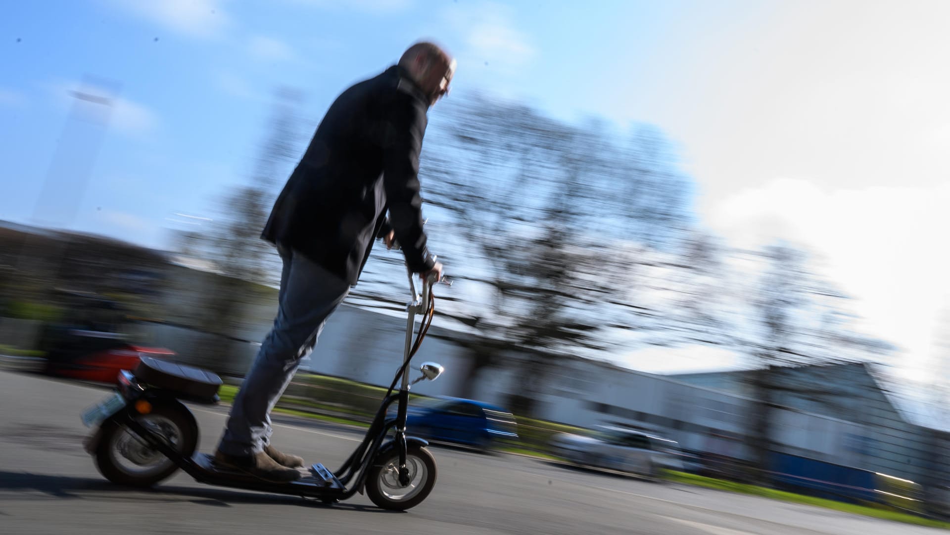 Ein Mann auf einem Elektrotretroller: Müssen sich Fußgänger bald den Gehweg mit den Rollern teilen?