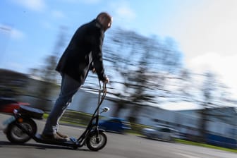 Ein Mann auf einem Elektrotretroller: Müssen sich Fußgänger bald den Gehweg mit den Rollern teilen?