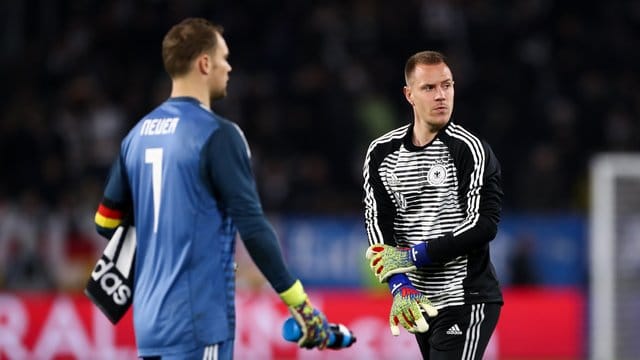 Konkurrenten um den Platz im Tor des DFB-Teams: Manuel Neuer (l) und Marc-Andre ter Stegen. Konkurrenten um den Platz im Tor des DFB-Teams: Manuel Neuer (l) und Marc-Andre ter Stegen.