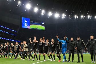 Die Spieler von Ajax Amsterdam jubeln über ihren Sieg bei Tottenham Hotspur.