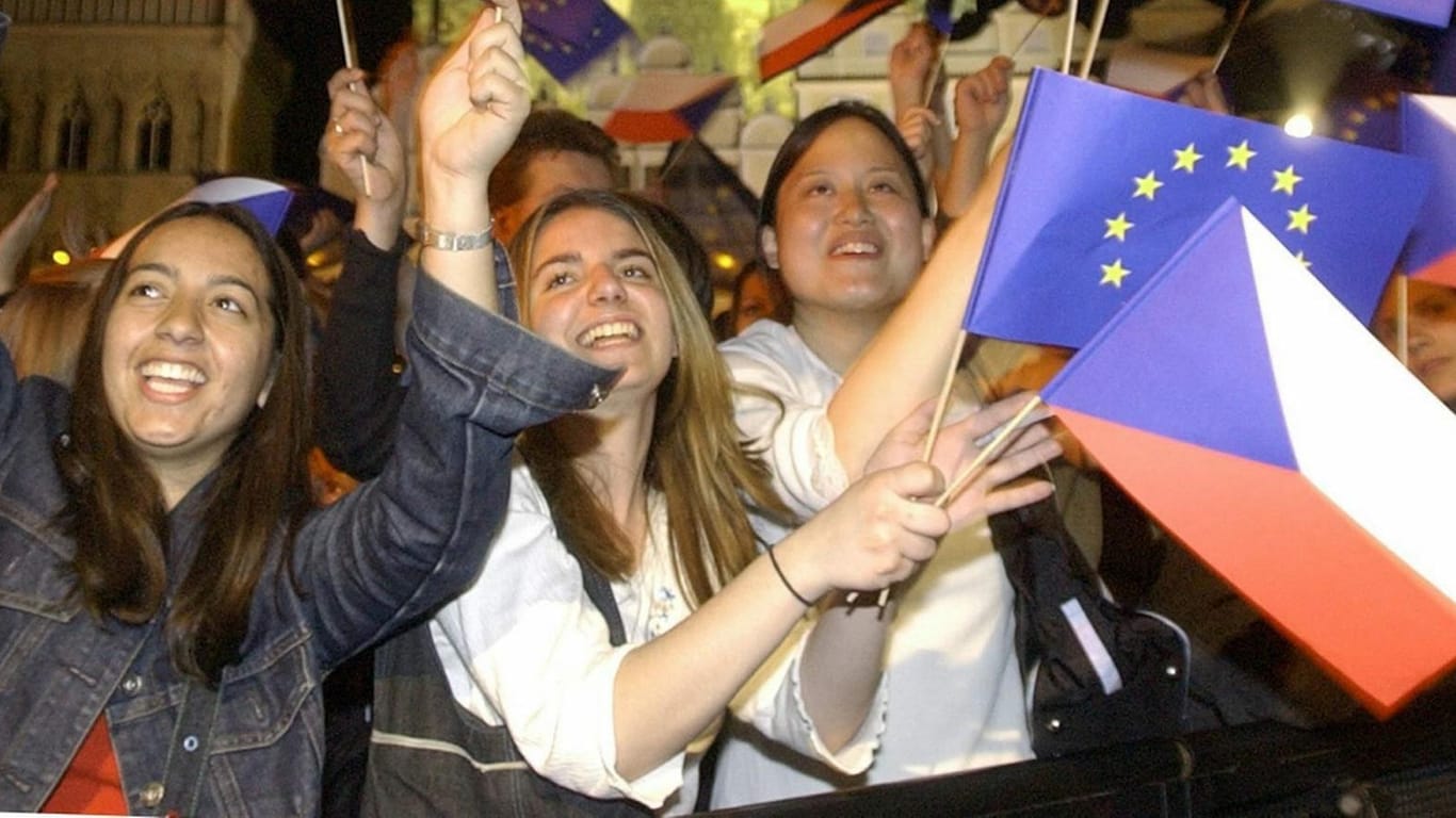 Begeisterung in Prag: Junge Tschechinnen feiern 2014 die bevorstehende EU-Erweiterung mit einem Konzert auf einem Platz in der Altstadt.