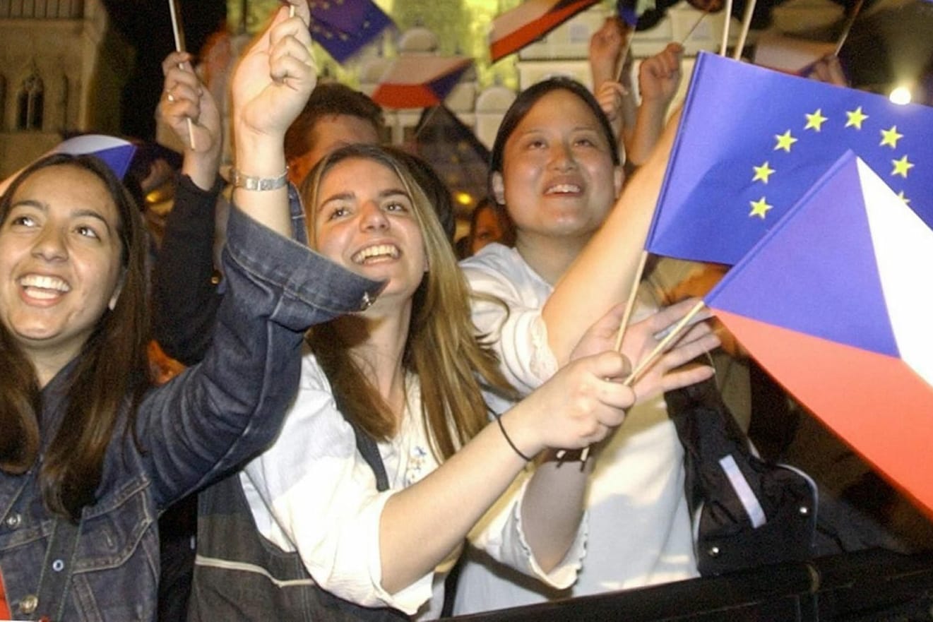 Begeisterung in Prag: Junge Tschechinnen feiern 2014 die bevorstehende EU-Erweiterung mit einem Konzert auf einem Platz in der Altstadt.