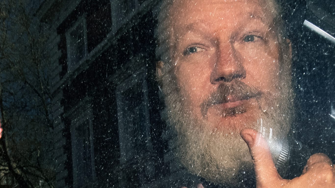 Julian Assange nach seiner Festnahme am 11. April in London: Dem Wikileaks-Gründer droht eine Auslieferung in die USA.