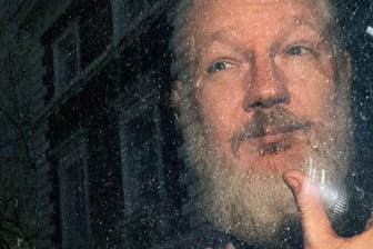 Julian Assange nach seiner Festnahme am 11. April in London: Dem Wikileaks-Gründer droht eine Auslieferung in die USA.
