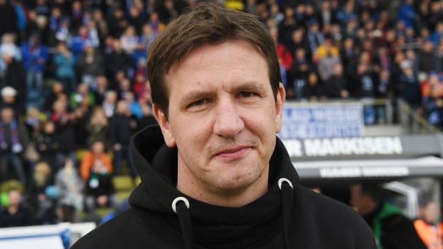 Hat mit dem FC Barnsley den Aufstieg in die zweite englische Liga geschafaft: Trainer Daniel Stendel. Hat mit dem FC Barnsley den Aufstieg in die zweite englische Liga geschafaft: Trainer Daniel Stendel.