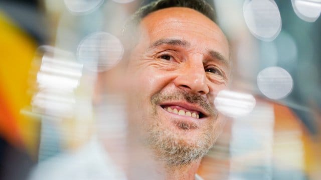 Trainer Adi Hütter will mit Eintracht Frankfurt die Chance gegen den FC Chelsea nutzen. Trainer Adi Hütter will mit Eintracht Frankfurt die Chance gegen den FC Chelsea nutzen.