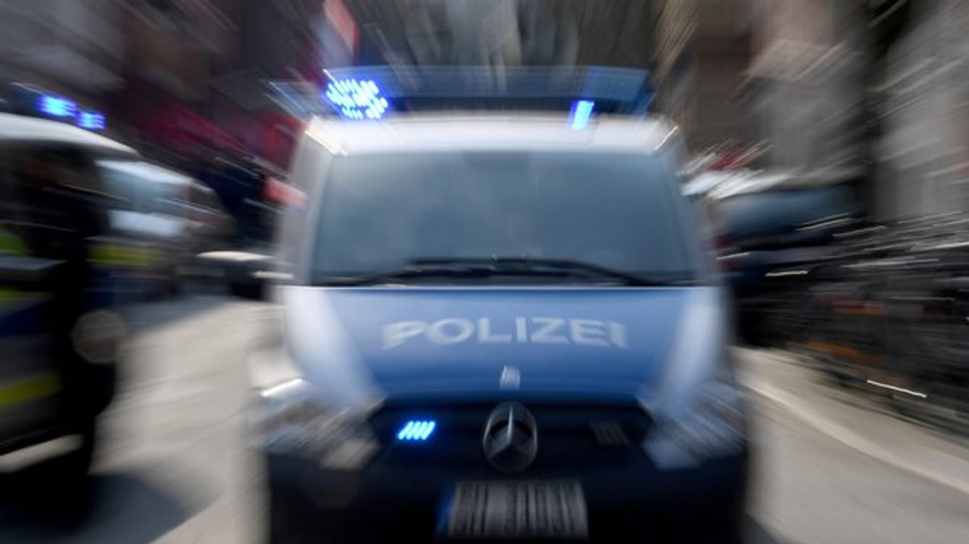 Polizei mit Blaulicht: In einer Schule in Berlin ist ein wertvolles Kunstwerk gestohlen worden.