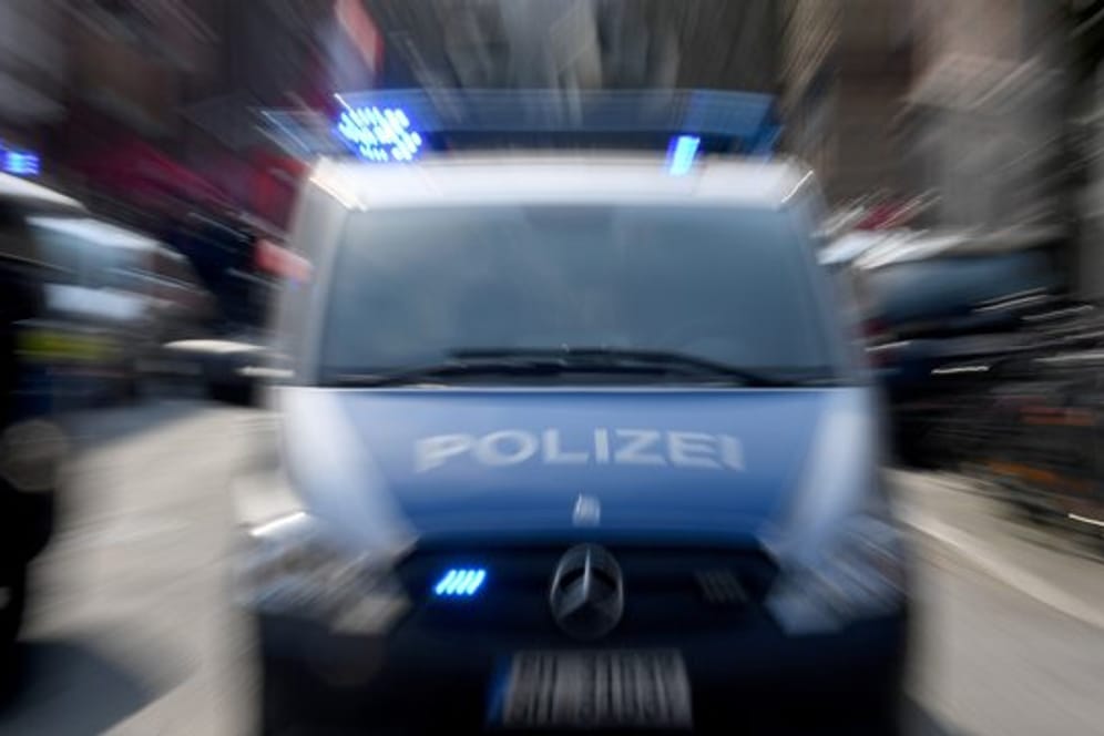 Polizei mit Blaulicht: In einer Schule in Berlin ist ein wertvolles Kunstwerk gestohlen worden.