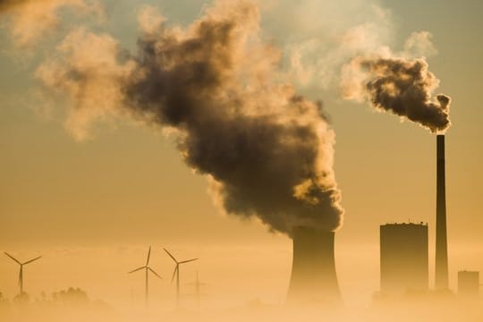 Das Kohlekraftwerk Mehrum und Windräder produzieren Strom.