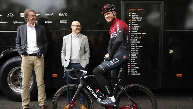 Chris Froome (r) im neuen Ineos-Trikot.