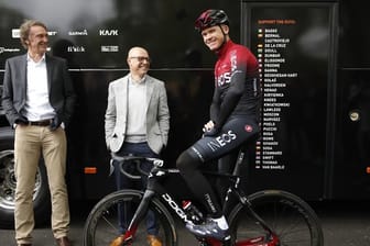 Chris Froome (r) im neuen Ineos-Trikot.