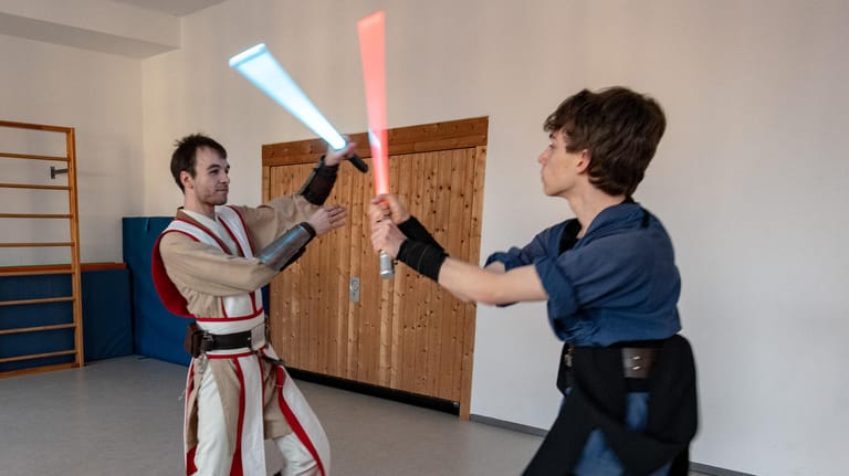 Lichtschwertkampf: An der "Jedi Academy" können "Star Wars"-Fans mit Lichtschwertern fechten.