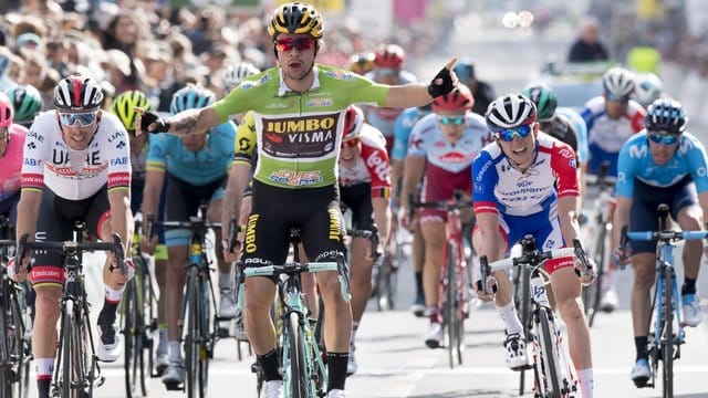 Primoz Roglic (M) hat die erste Etappe der 73.