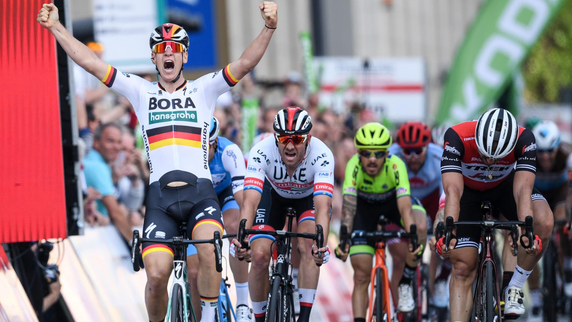 Zielsprint: Pascal Ackermann (l.) gewann in Frankfurt vor John Degenkolb (r.).