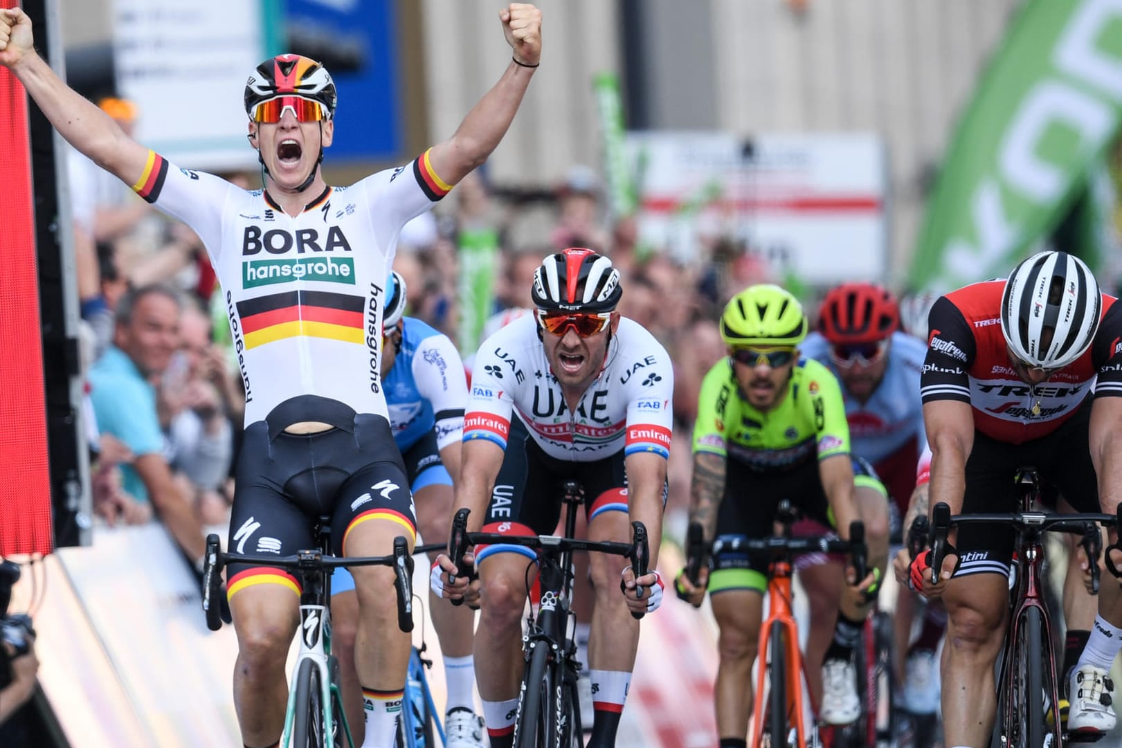 Zielsprint: Pascal Ackermann (l.) gewann in Frankfurt vor John Degenkolb (r.).