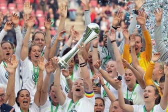 Wolfsburgs Nilla Fischer streckt im Beisein von Bundespräsident Frank-Walter Steinmeier den DFB-Pokal in die Höhe.