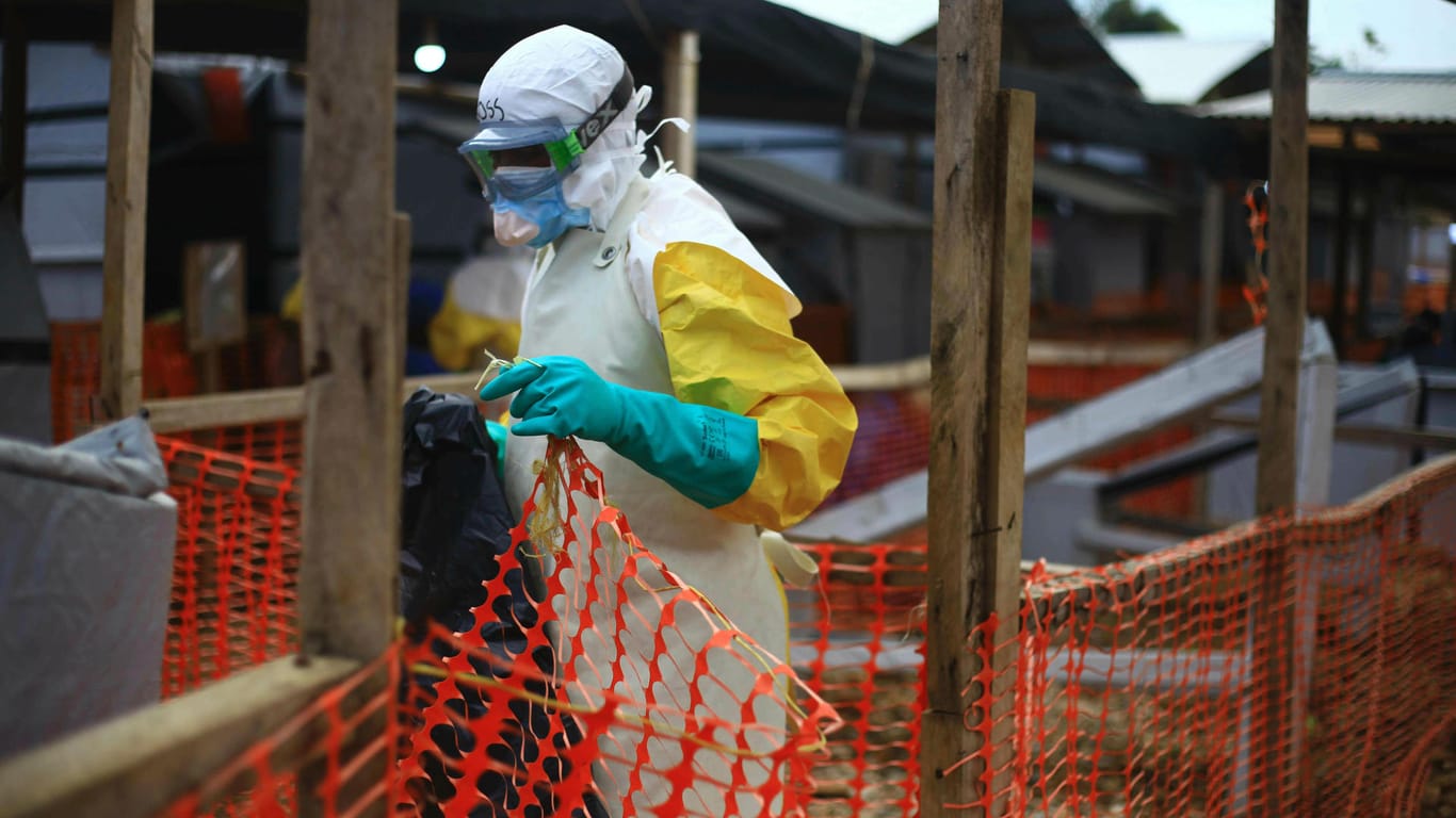Ein medizinischer Helfer arbeitet in einem Behandlungszentrum für Ebola: Für den Kongo ist es bereits die zehnte Ebola-Epidemie.