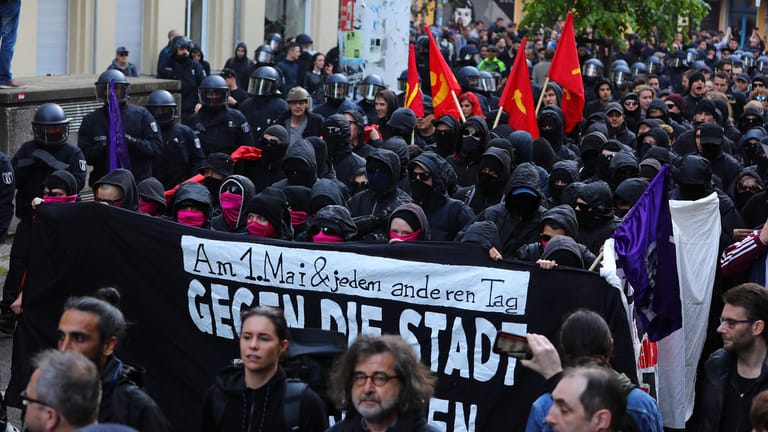Der Schwarze Block bei der Revolutionären 1. Mai-Demo in Berlin. Die Teilnehmer wollen zur Rigaer Straße, Adresse der linken Szene und eines umstrittenen Bauvorhabens.