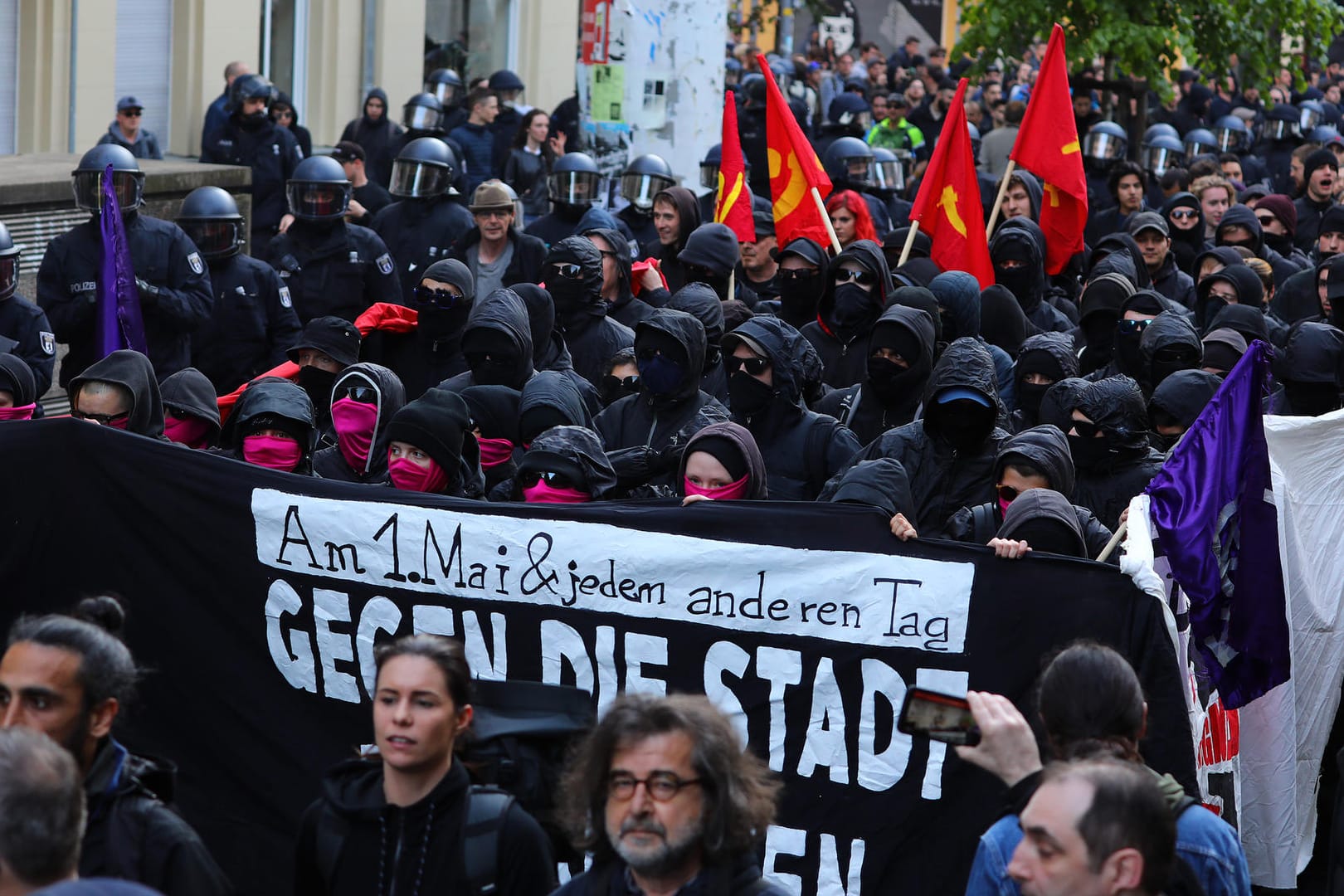 Der Schwarze Block bei der Revolutionären 1. Mai-Demo in Berlin. Die Teilnehmer wollen zur Rigaer Straße, Adresse der linken Szene und eines umstrittenen Bauvorhabens.