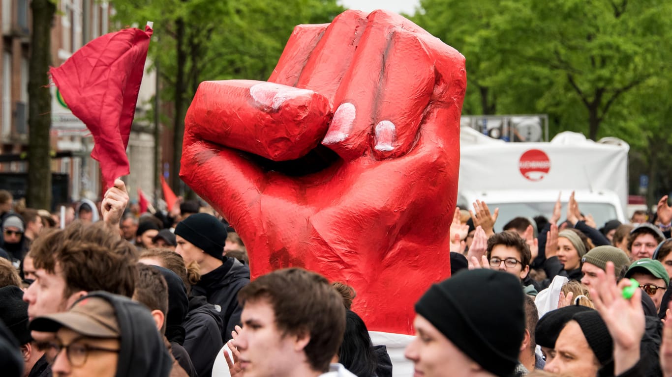 Eine überdimensionale rote Faust wird in Hamburg bei der "Revolutionären 1.Mai Demonstration" in die Höhe gehalten. Die Demonstration unter dem Motto "Gemeinsam gegen Ausbeutung in die revolutionäre Offensive" blieb friedlich.