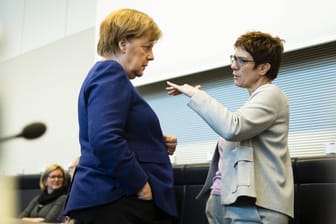 Die Bundeskanzlerin und die CDU-Vorsitzende: Annegret Kramp-Karrenbauer will Angela Merkel an der Regierungsspitze beerben. Der Zeitpunkt jedoch ist ungünstig.