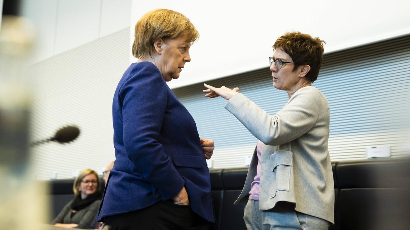 Die Bundeskanzlerin und die CDU-Vorsitzende: Annegret Kramp-Karrenbauer will Angela Merkel an der Regierungsspitze beerben. Der Zeitpunkt jedoch ist ungünstig.