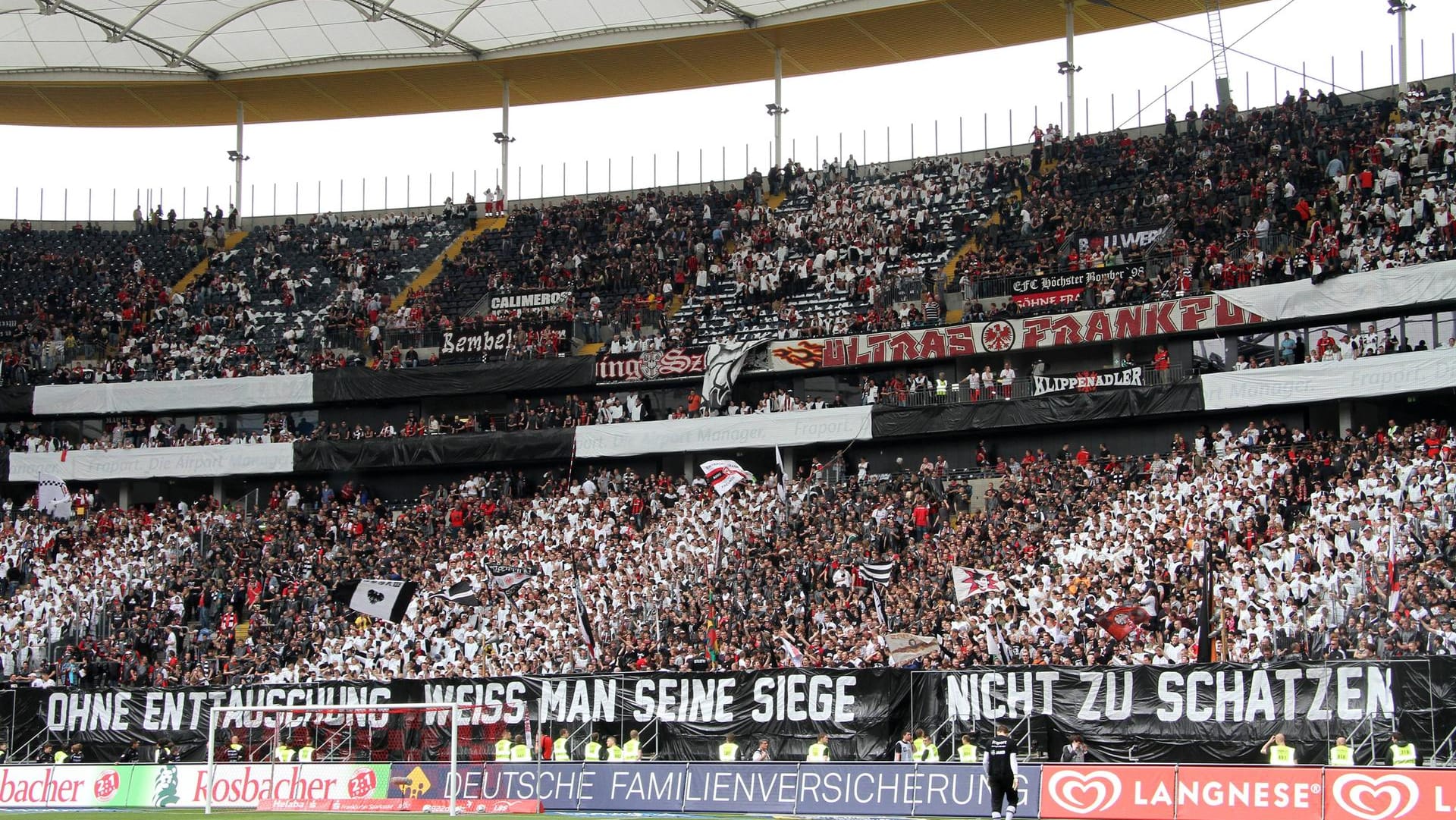 "Ohne Enttäuschung weiß man seine Siege nicht zu schätzen": Ein Banner aus dem Jahr 2012 – und nach vielen Enttäuschungen ein Teil der Erklärung, warum die Frankfurter Fans so auf Europa abfahren.