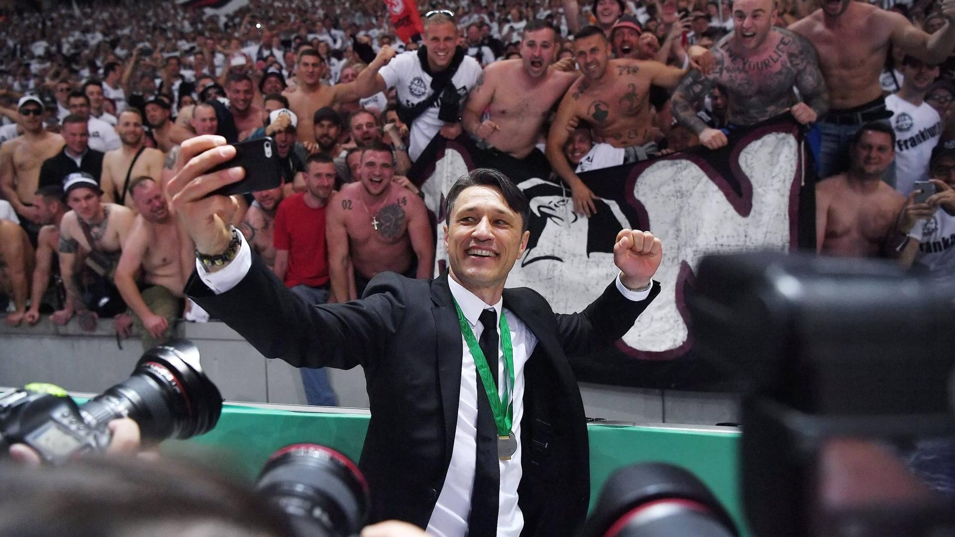 Abschiedsselfie: Nico Kovac im Berliner Olympiastadion vor den Eintracht-Fans, die mit ihm den gerade gewonnenen DFB-Pokal feiern. Der Weg nach Europa war frei.