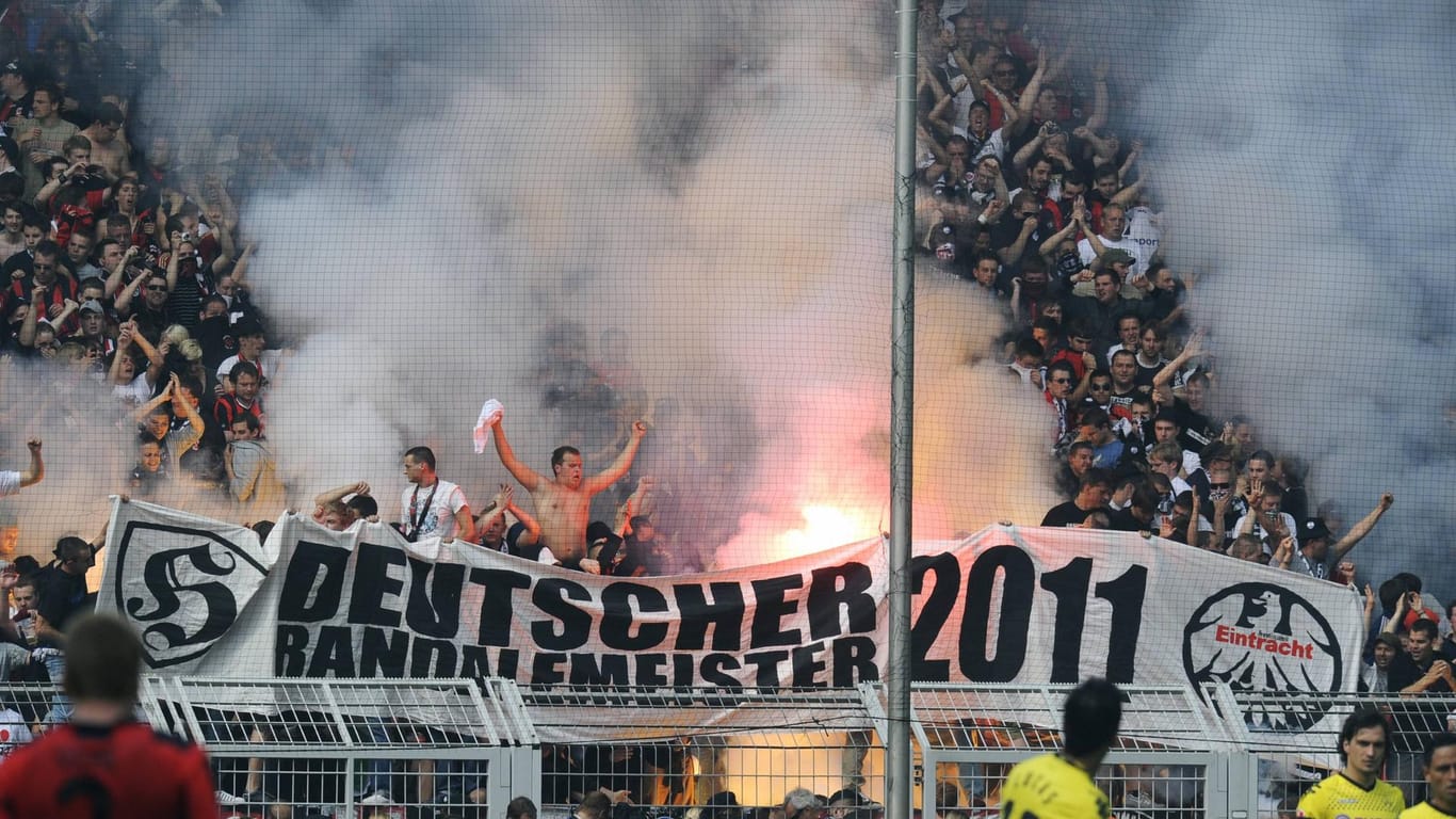 "Deutscher Randalemeister": Manche Fans wollen mit der Eintracht in jedem Fall von sich reden machen. Wenn das Banner beim Abstieg 2011 als ironische Überspitzung gedacht gewesen sein sollte: In der Öffentlichkeit kam es so nicht an.