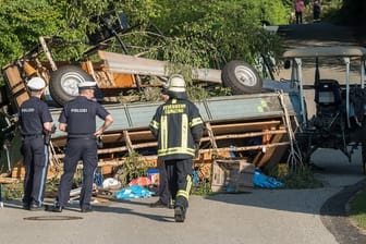 Polizei und Feuerwehr am Unfallort in Egmating.