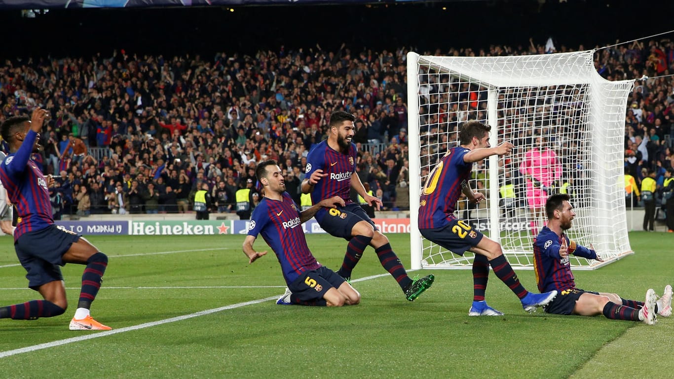 Pure Freude: Die Barcelona-Spieler feiern das 3:0 durch Lionel Messi (r.).