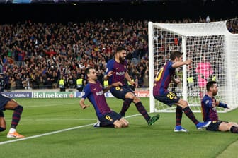 Pure Freude: Die Barcelona-Spieler feiern das 3:0 durch Lionel Messi (r.).