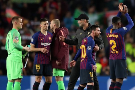 Jürgen Klopp gratuliert den Spielern des FC Barcelona zum Sieg.