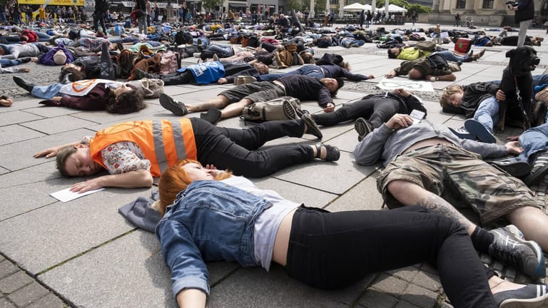 Aktivisten protestieren in Berlin gegen die ökologische Krise.