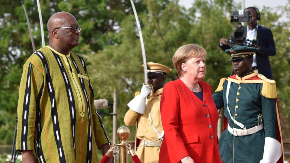 Angela Merkel mit Roch Marc Christian Kabore: Burkina Fasos Präsident begrüßte die Kanzlerin in Ouagadougou.