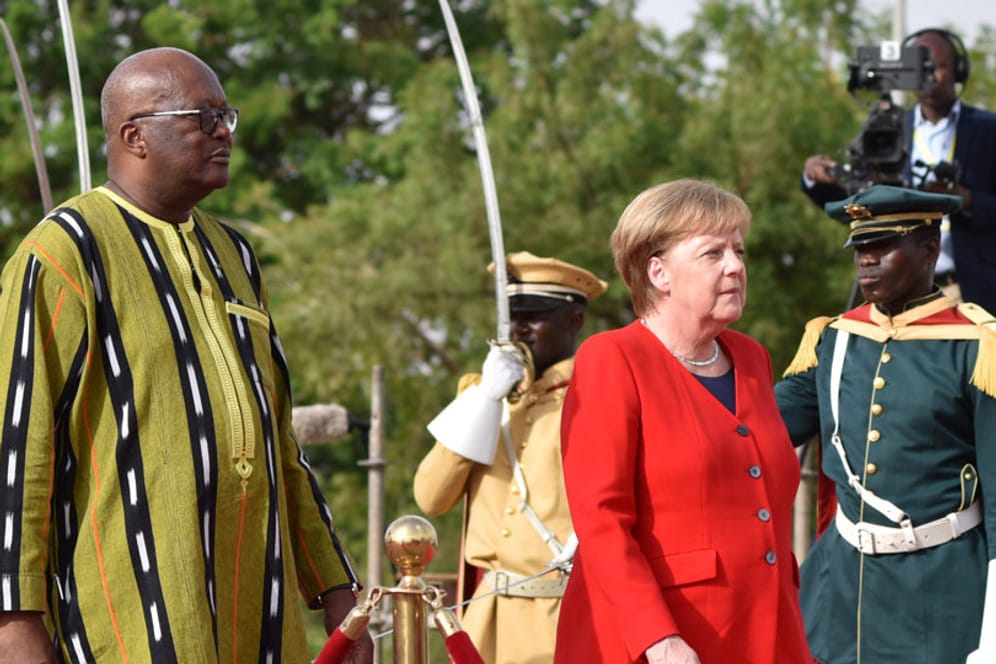 Angela Merkel mit Roch Marc Christian Kabore: Burkina Fasos Präsident begrüßte die Kanzlerin in Ouagadougou.