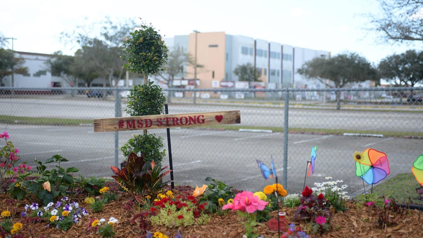 Eine Gedenkstätte in Parkland, Florida: Ein Schüler hatte im Jahr 2018 an der Schule 17 Menschen erschossen.