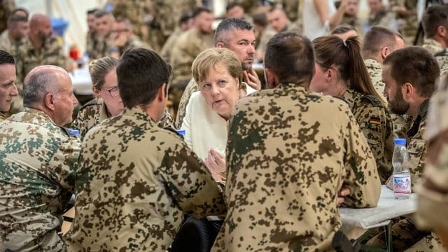 Die Kanzlerin im Gespräch mit Bundeswehrsoldaten im im nordmalischen Gao. Die Kanzlerin im Gespräch mit Bundeswehrsoldaten im im nordmalischen Gao.