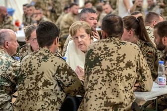Die Kanzlerin im Gespräch mit Bundeswehrsoldaten im im nordmalischen Gao.