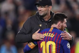 Liverpool-Coach Jürgen Klopp gratuliert Barca-Superstar Lionel Messi zum Sieg.