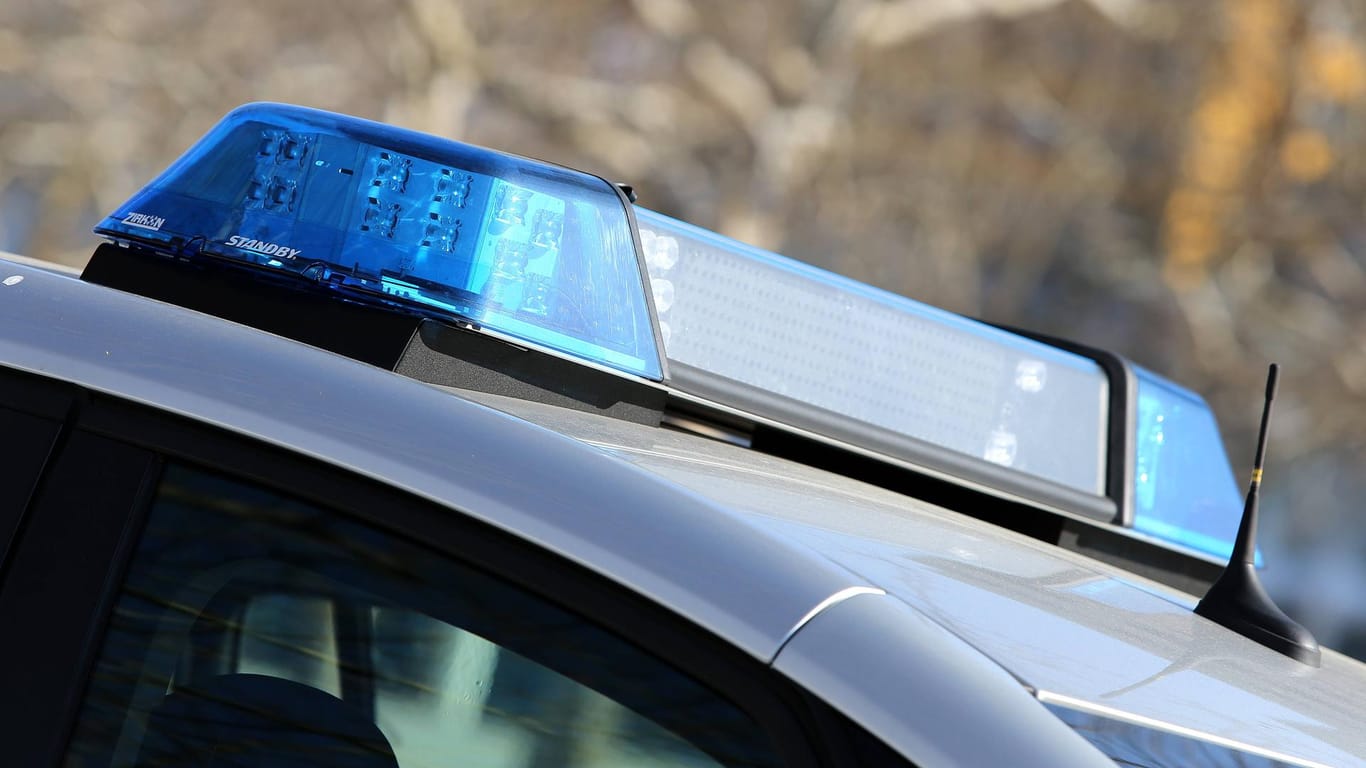 Blaulicht eines Polizeiwagens (Symbolfoto): Die Polizei schnappte den Unfallfahrer bei seiner Flucht zu Fuß.